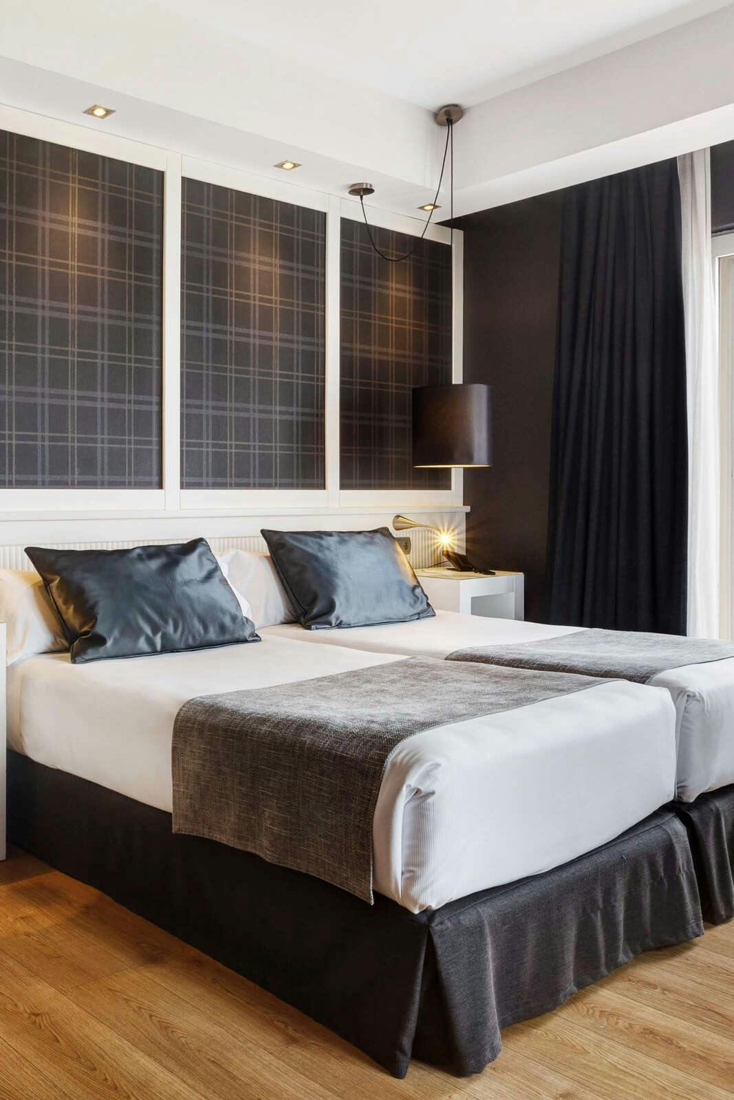 Hotel Catalonia Reina Victoria photo 4