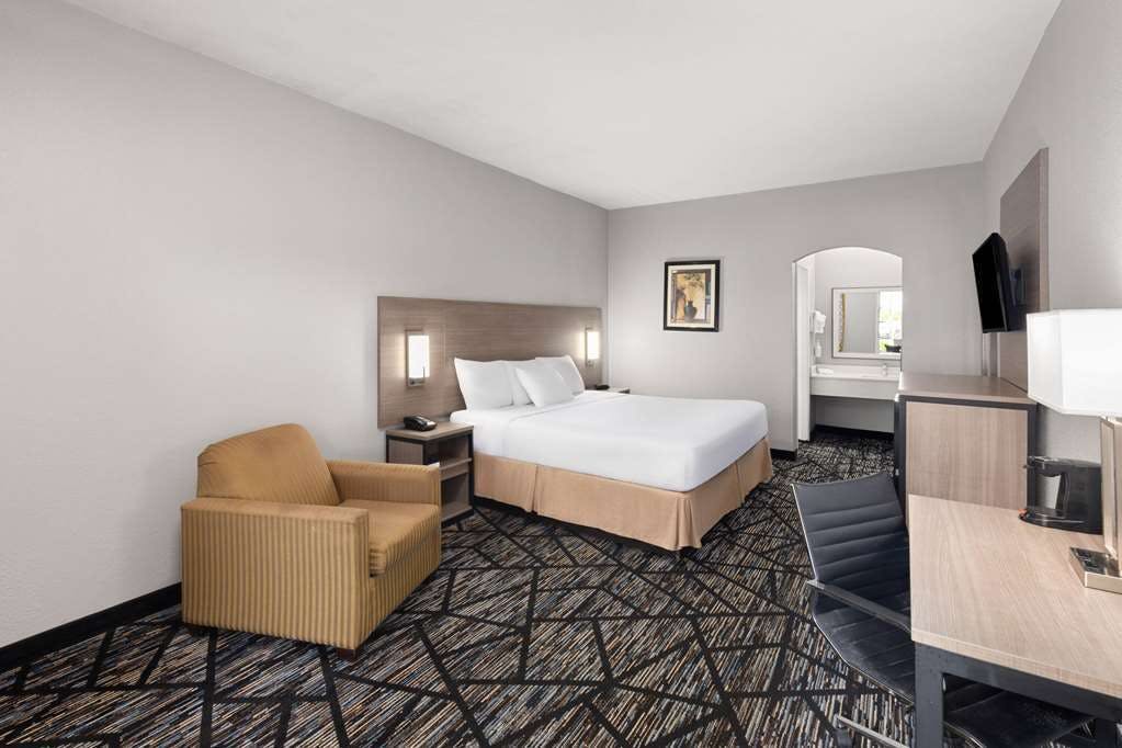 Hotel Baymont I S Tillmans Corner photo 1