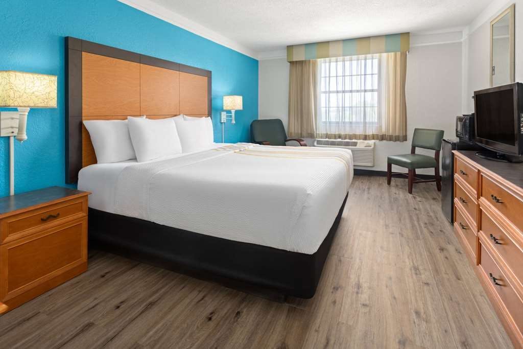 Hotel La Quinta Inn by Wyndham Pittsburgh Airport photo 3