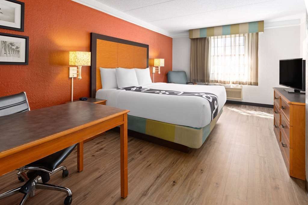 Hotel La Quinta Inn by Wyndham Pittsburgh Airport photo 2