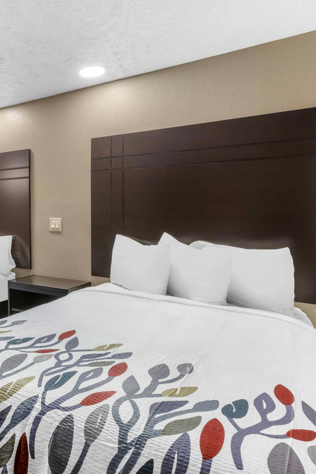 Hotel Red Roof Inn & Suites Clinton, MS photo 3