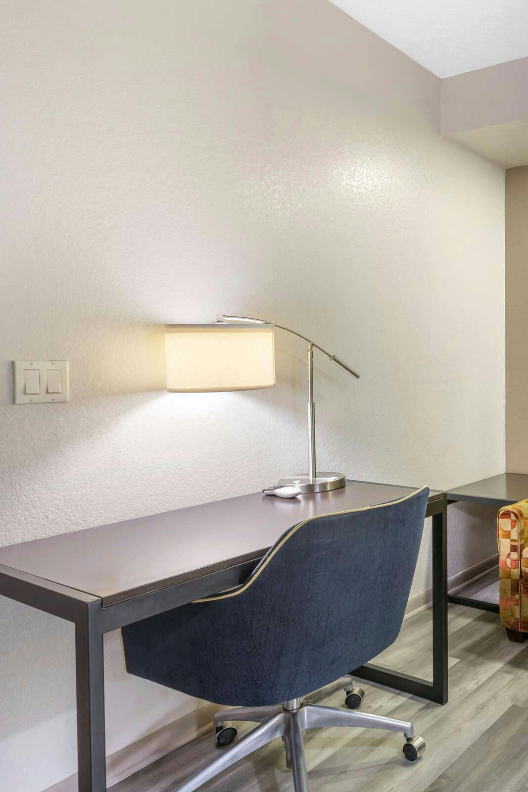 Hotel Red Roof Inn & Suites Clinton, MS photo 4