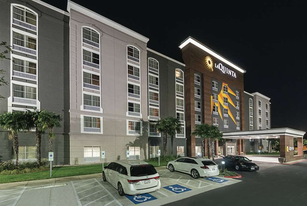 La Quinta Inn & Suites by Wyndham San Antonio Downtown