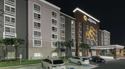 La Quinta Inn & Suites by Wyndham San Antonio Downtown