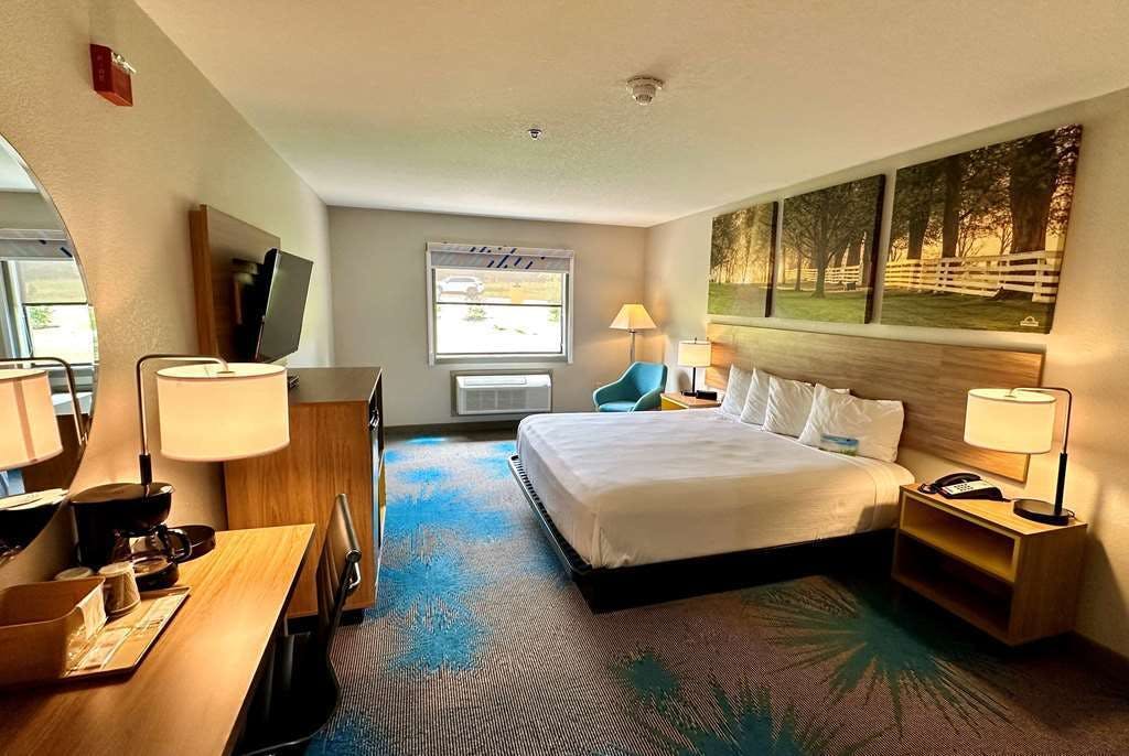 Hotel Days Inn & Suites by Wyndham Wynne photo 5