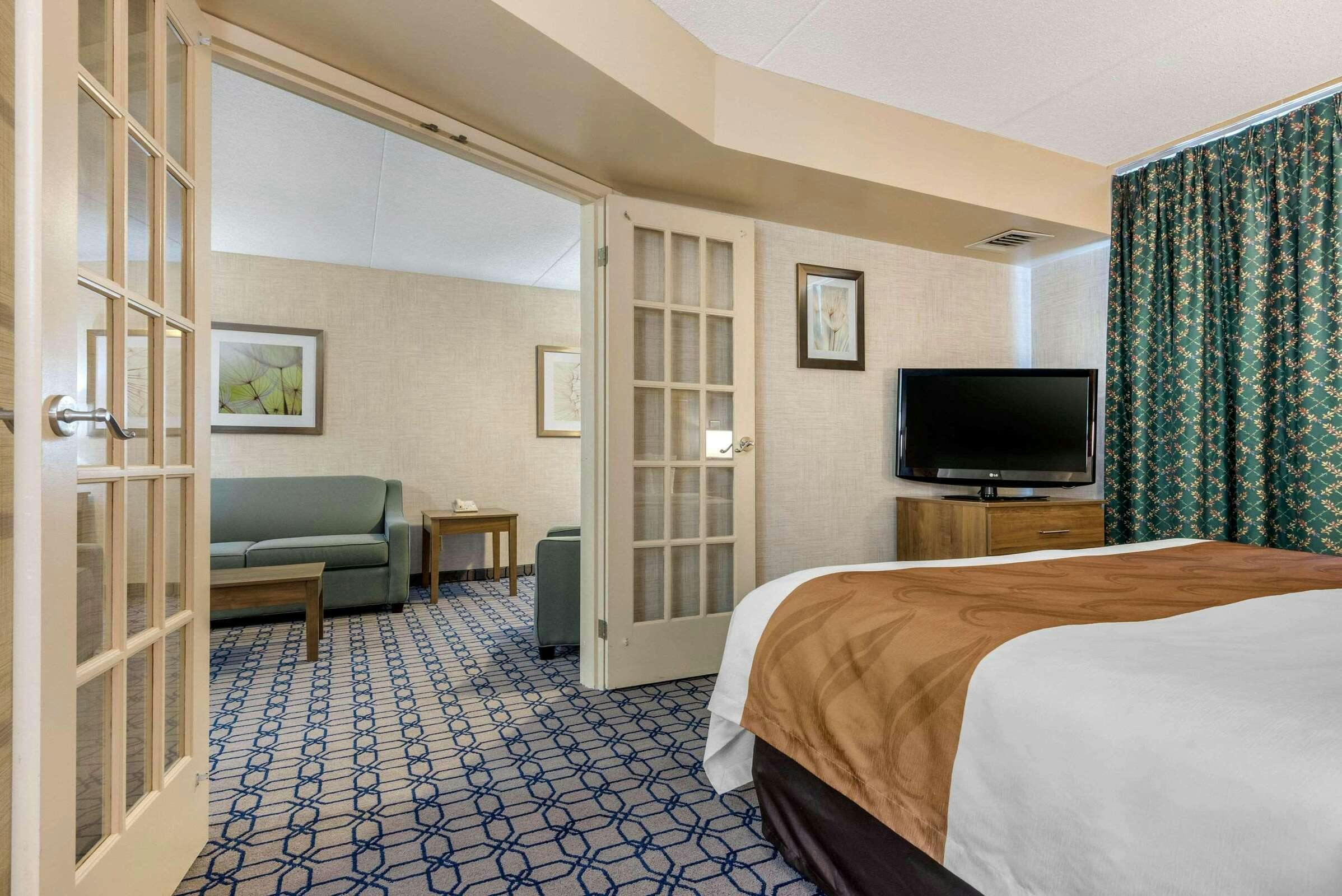 Hotel Quality Suites Whitby photo 2