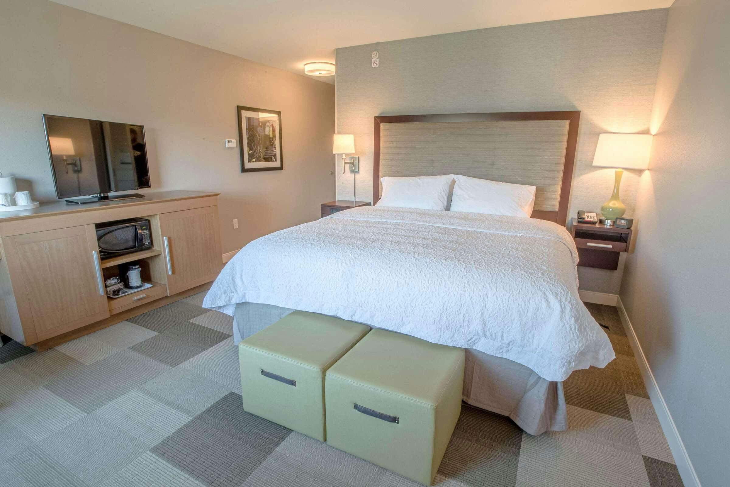 Hotel Hampton Inn by Hilton Amesbury photo 1