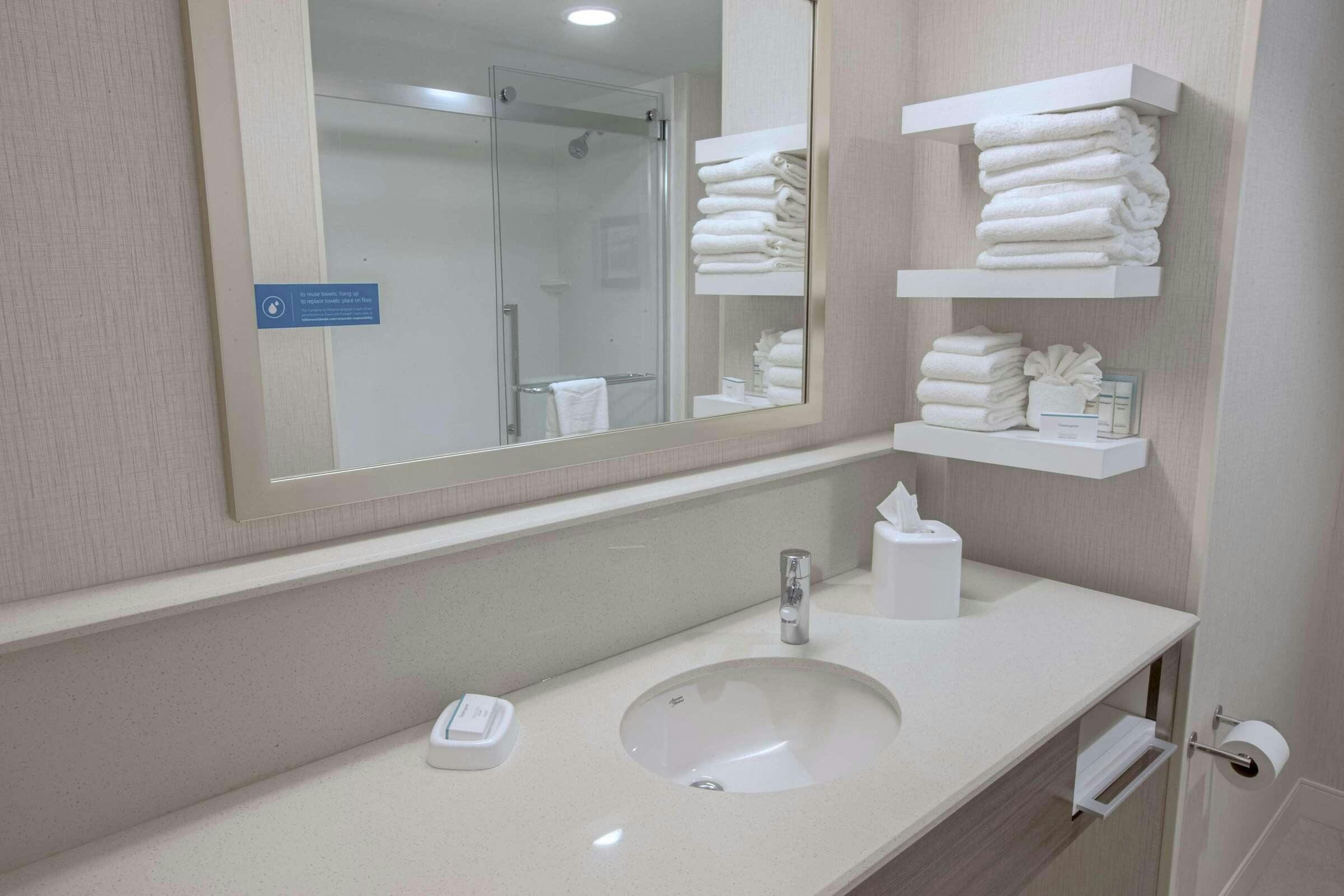 Hotel Hampton Inn by Hilton Amesbury photo 3