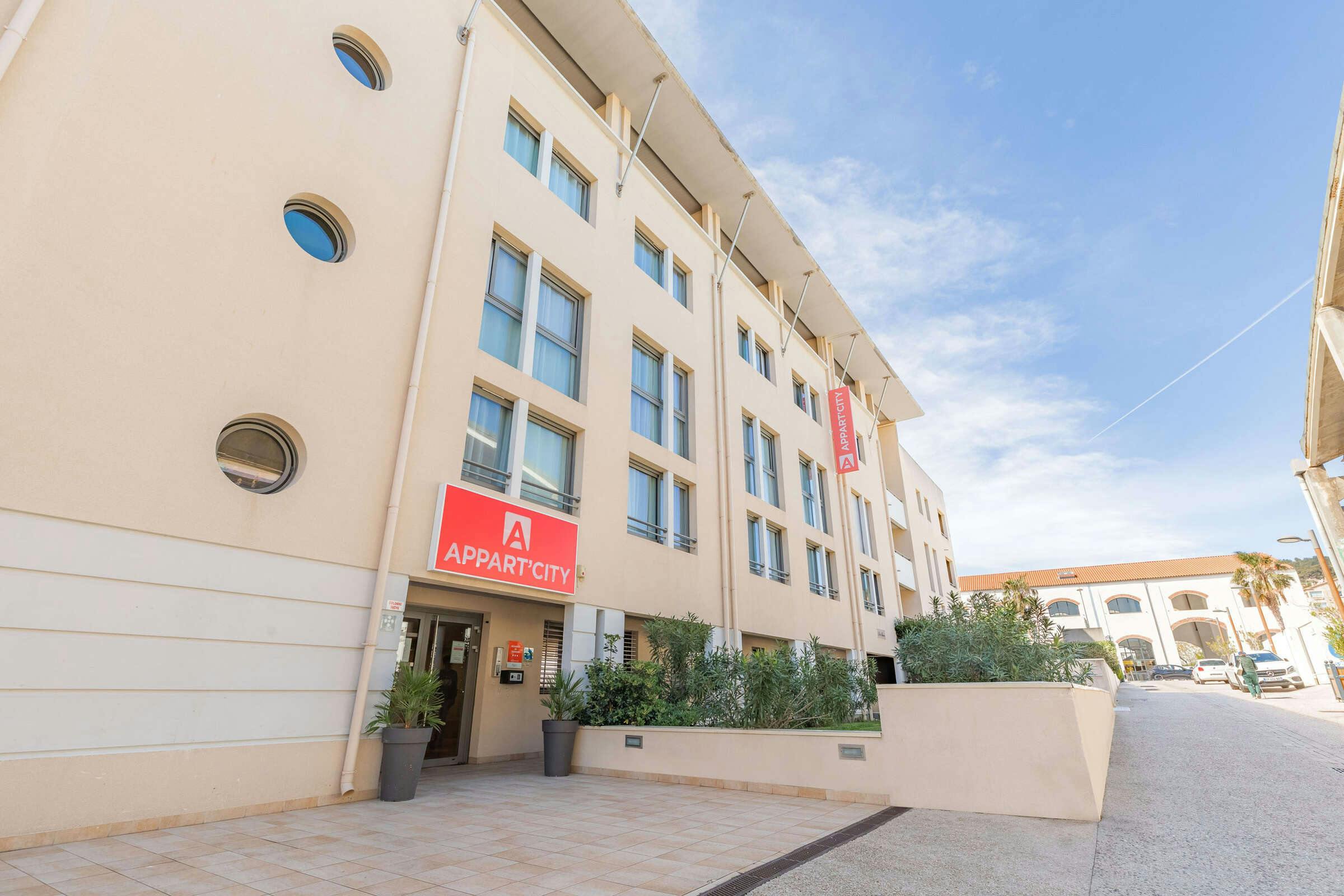 Hotel Appart'City Confort La Ciotat - Côté Port photo 2