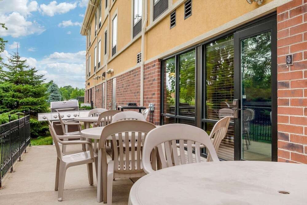 Hotel Sleep Inn and Suites Airport Milwaukee WI photo 4