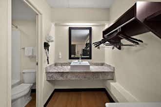 Hotel Suburban Studios Peoria, IL photo 3