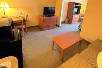 Hotel Super 8 by Wyndham Topeka at Forbes Landing photo 5