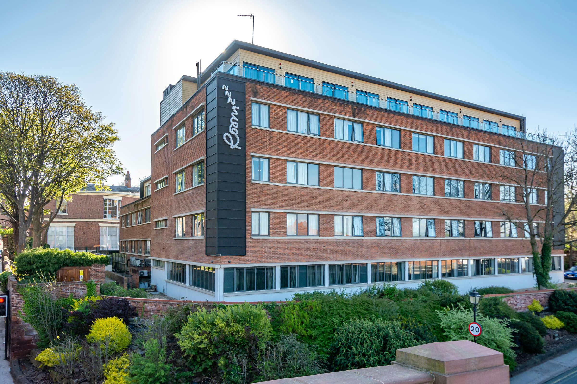 Roomzzz Aparthotel Chester City