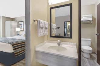 Hotel SilverStone Inn and Suites photo 3