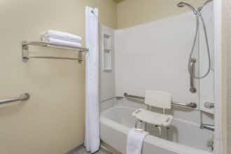 Hotel SilverStone Inn and Suites photo 4