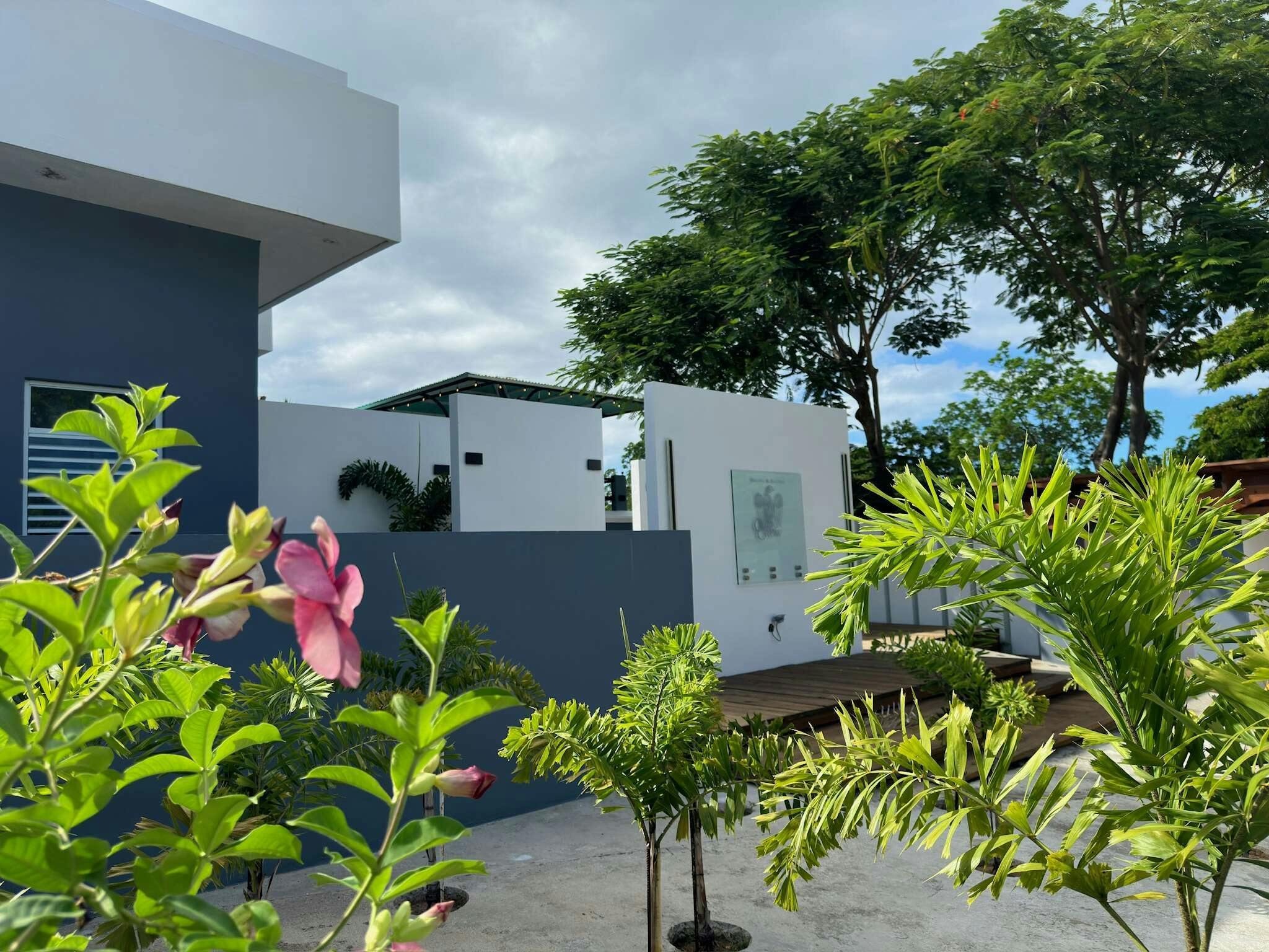 Old Crow Hotel & Suites