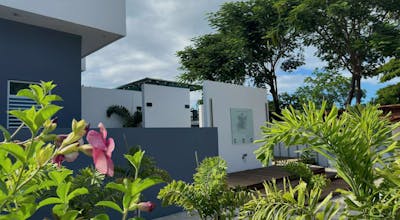 Old Crow Hotel & Suites