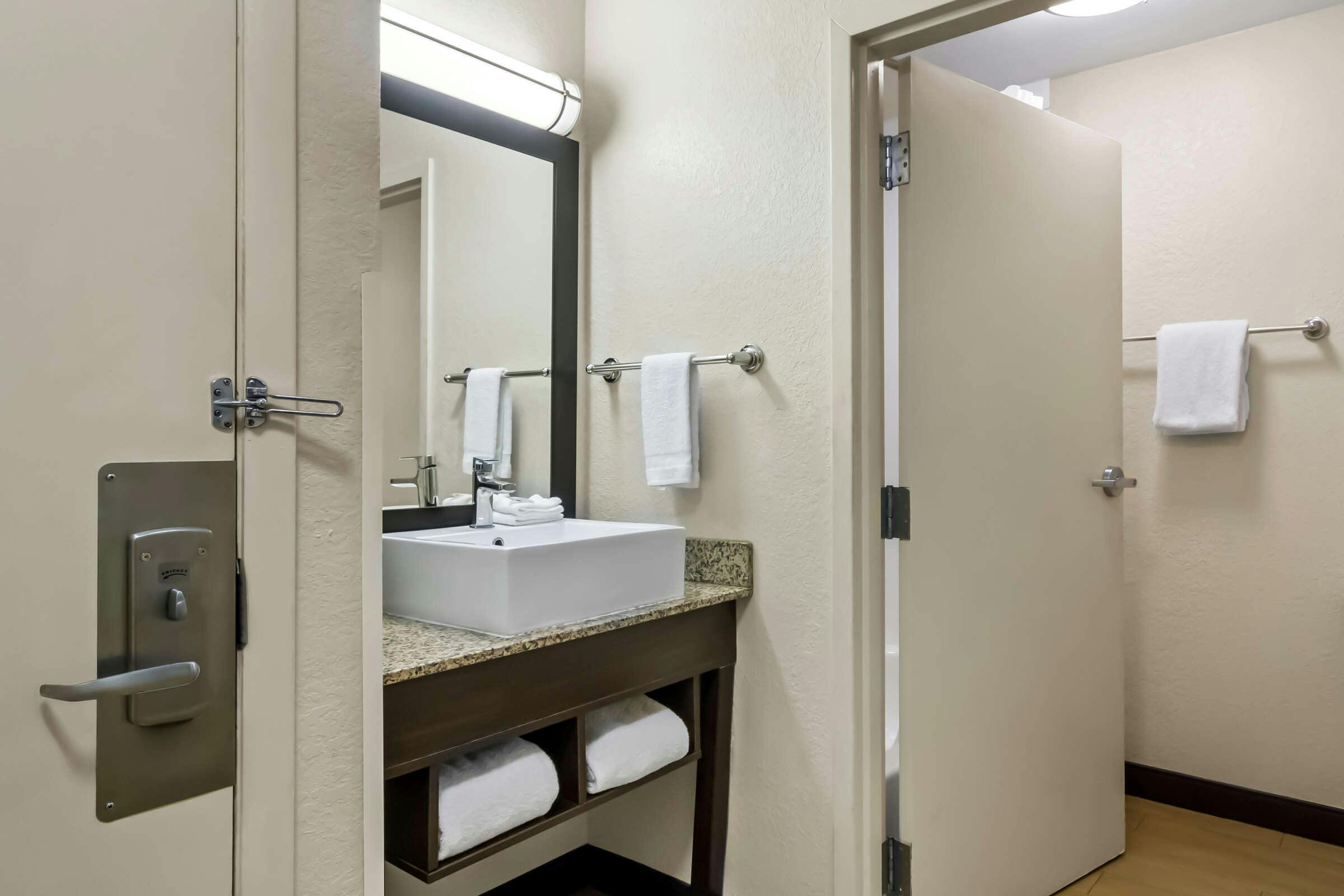 Hotel Red Roof PLUS+ Jacksonville - Southpoint photo 5