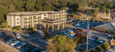 Yosemite Southgate Hotel & Suites