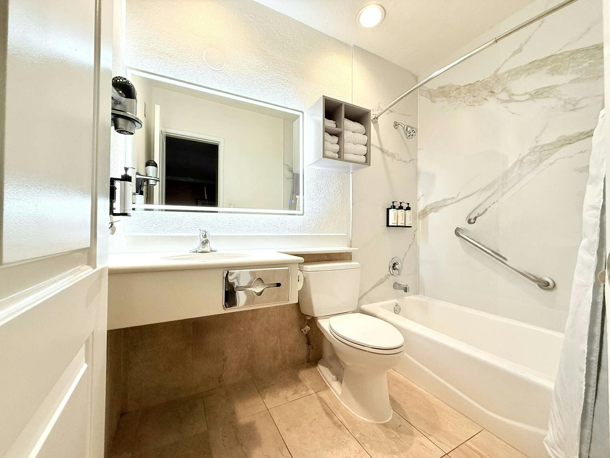 Hotel Anaheim Islander Inn and Suites photo 5