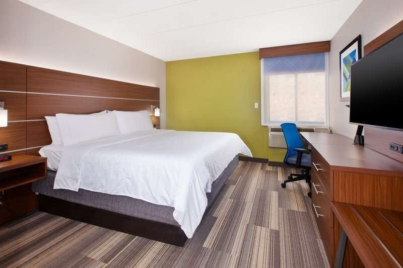 Hotel Holiday Inn Express Fairfax Arlington Boulevard photo 1
