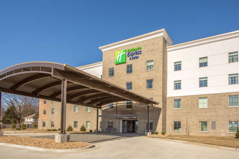 Holiday Inn Express & Suites Shawnee Kansas City West