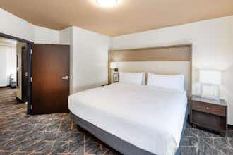 Hotel Holiday Inn & Suites Tulsa South photo 3