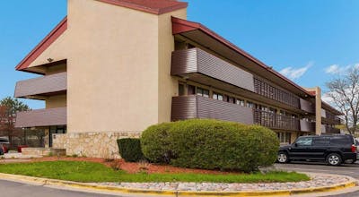 Super 8 Deerfield/Northbrook