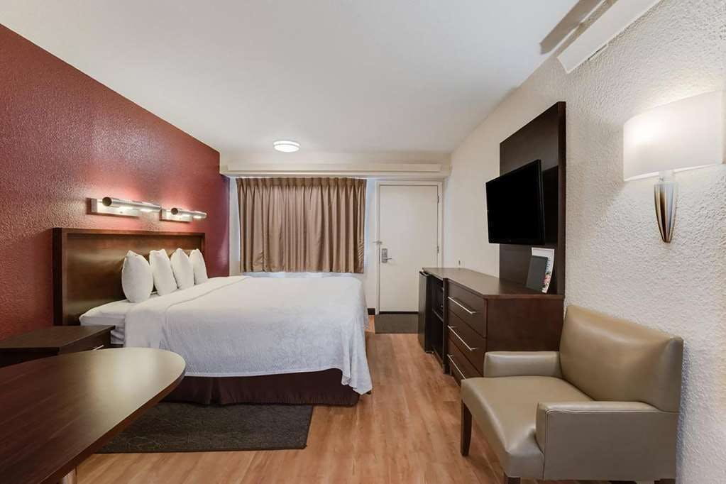 Hotel Super 8 by Wyndham Deerfield/Northbrook photo 4