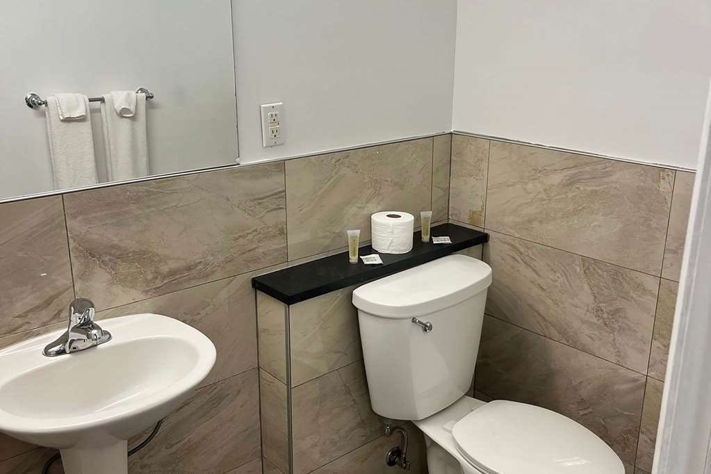 Hotel Super 8 Montreal photo 4