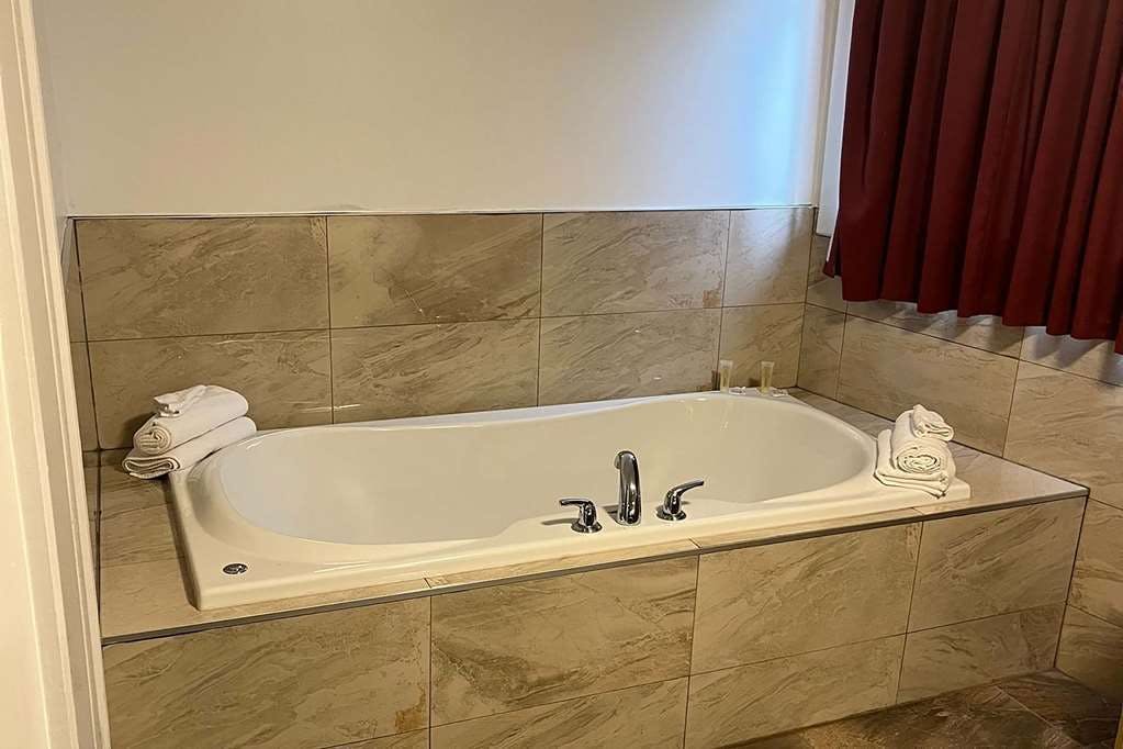 Hotel Super 8 Montreal photo 5