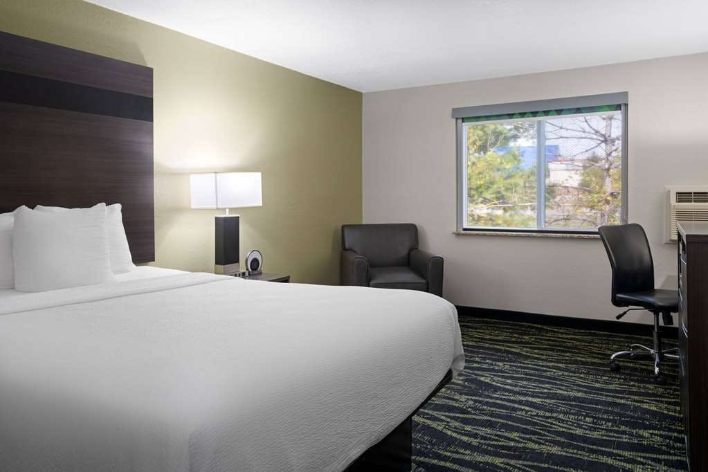 Hotel Baymont Liberty MO photo 3