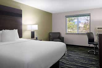 Hotel Baymont Liberty MO photo 3