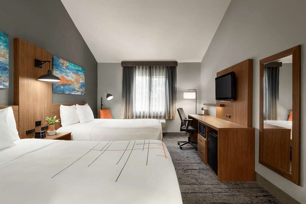 Hotel La Quinta Inn & Suites by Wyndham Salem OR photo 2