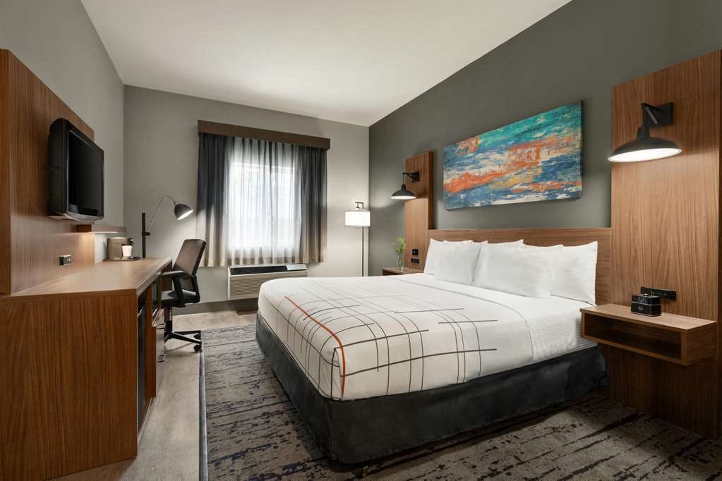 Hotel La Quinta Inn & Suites by Wyndham Salem OR photo 3