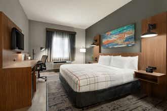 Hotel La Quinta Inn & Suites by Wyndham Salem OR photo 3