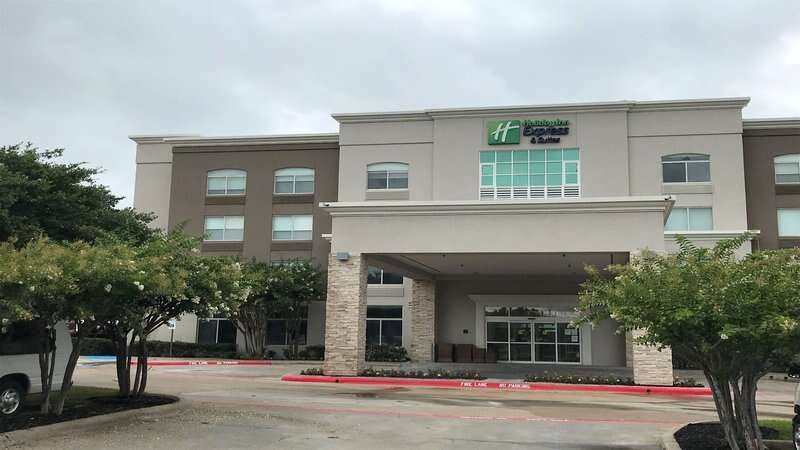 Holiday Inn Express & Suites Arlington North – Stadium Area