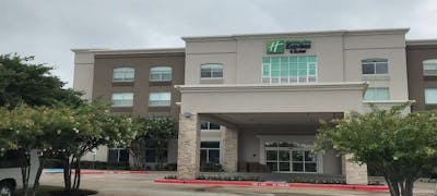 Holiday Inn Express & Suites Arlington North – Stadium Area