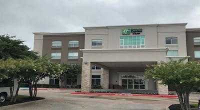 Holiday Inn Express & Suites Arlington North – Stadium Area