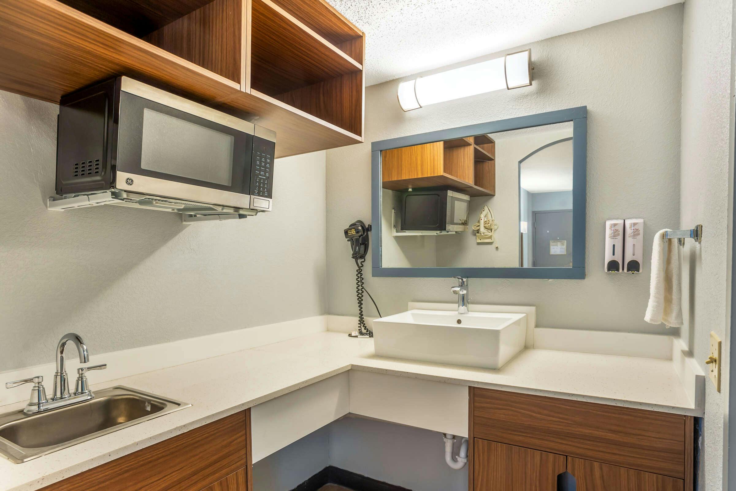 Hotel HomeTowne Studios Lancaster photo 4