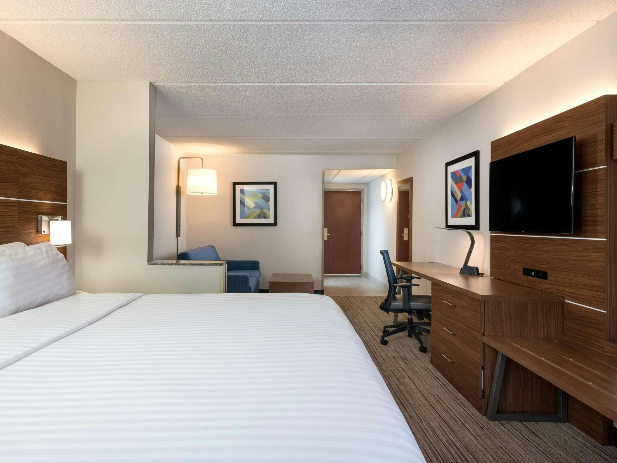 Holiday Inn Express & Suites Charlotte Arpt-Belmont by IHG