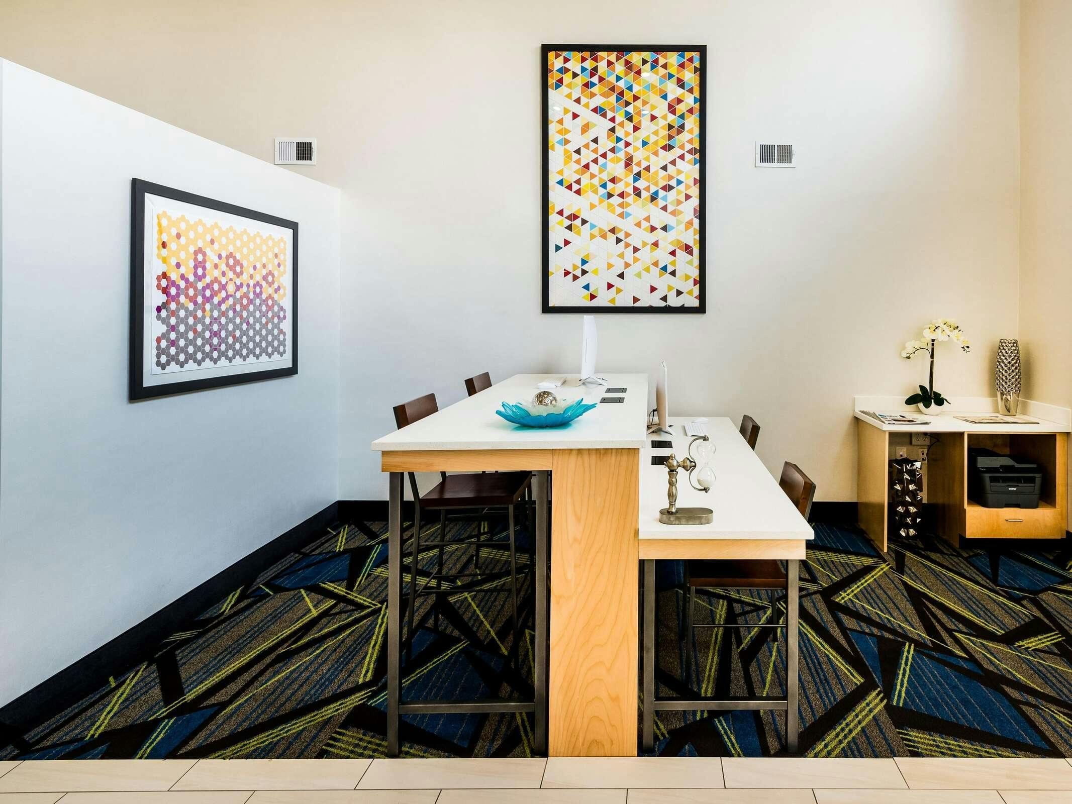 Hotel Holiday Inn Express & Suites Charlotte Arpt-Belmont by IHG photo 1