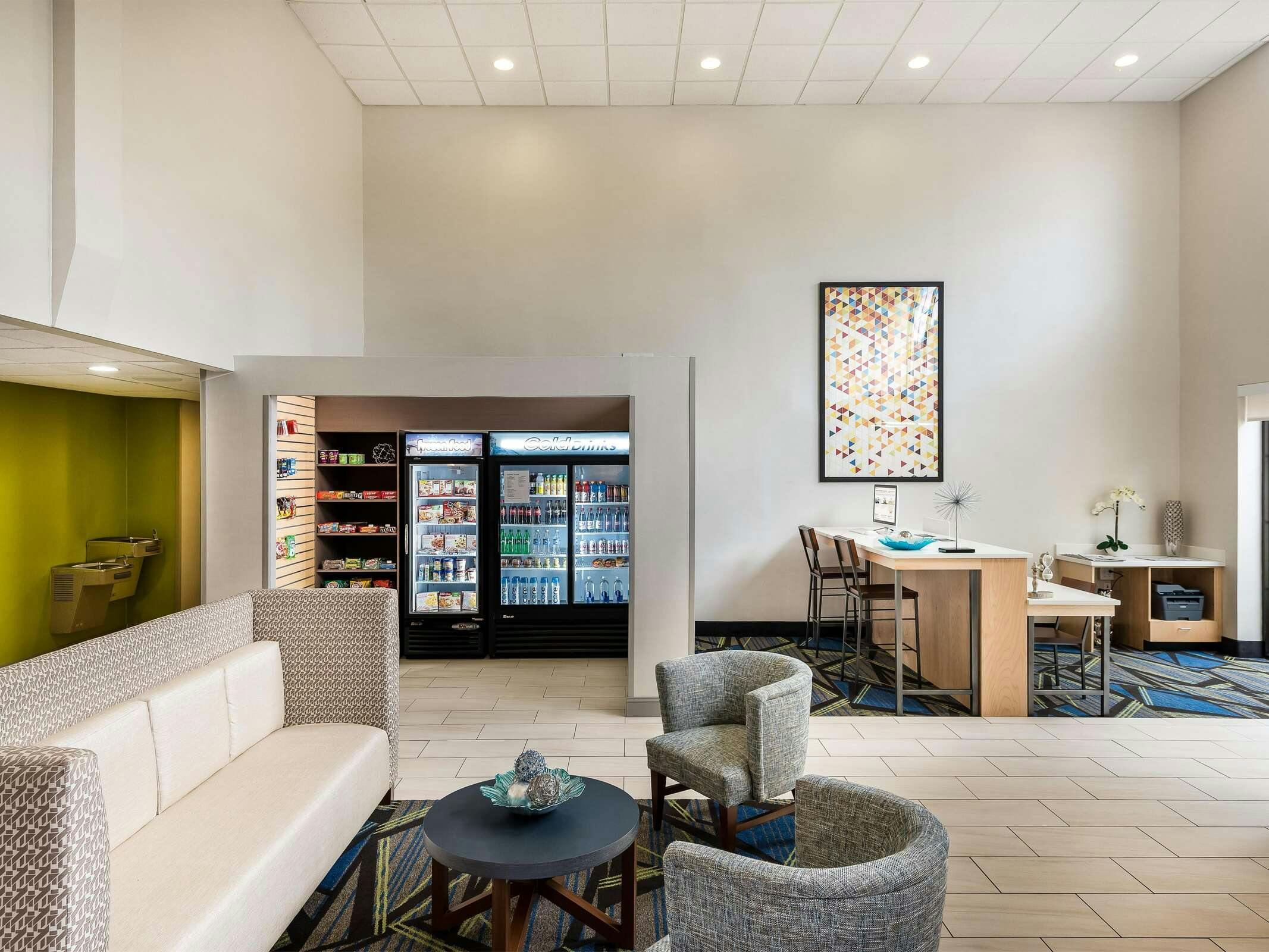 Hotel Holiday Inn Express & Suites Charlotte Arpt-Belmont by IHG photo 2