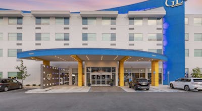 Glō Best Western Savannah Gateway I 95