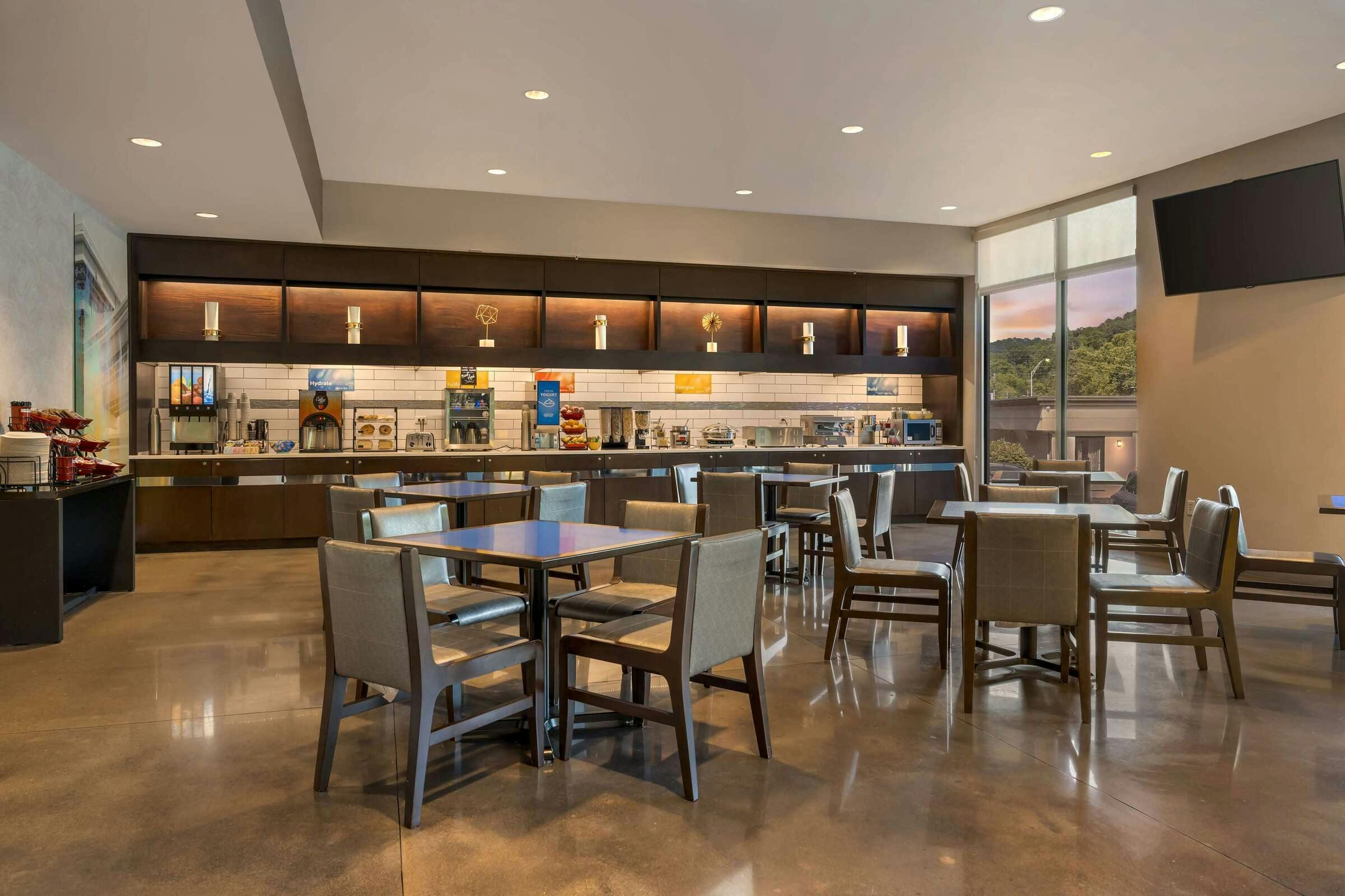 Hotel Glō Best Western Asheville Tunnel Road photo 3