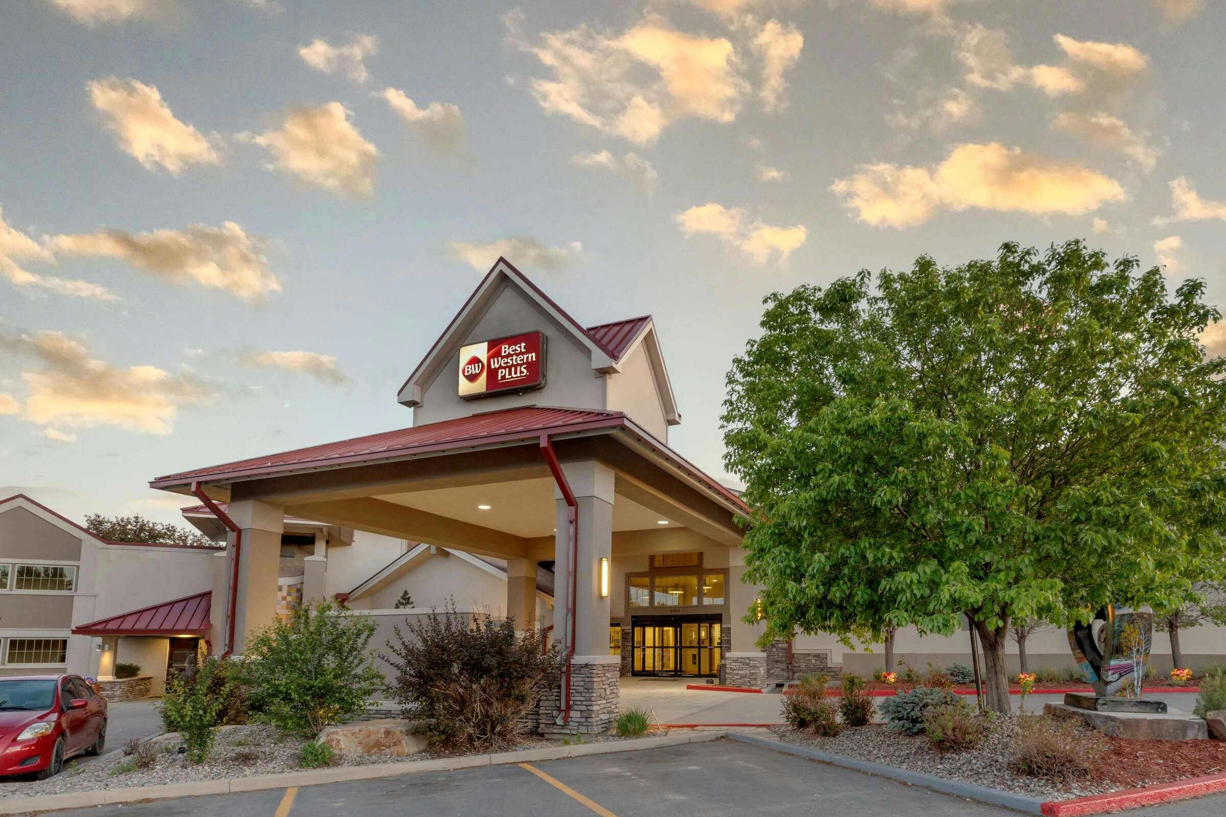 Best Western Plus Crossroads Inn & Conference Center
