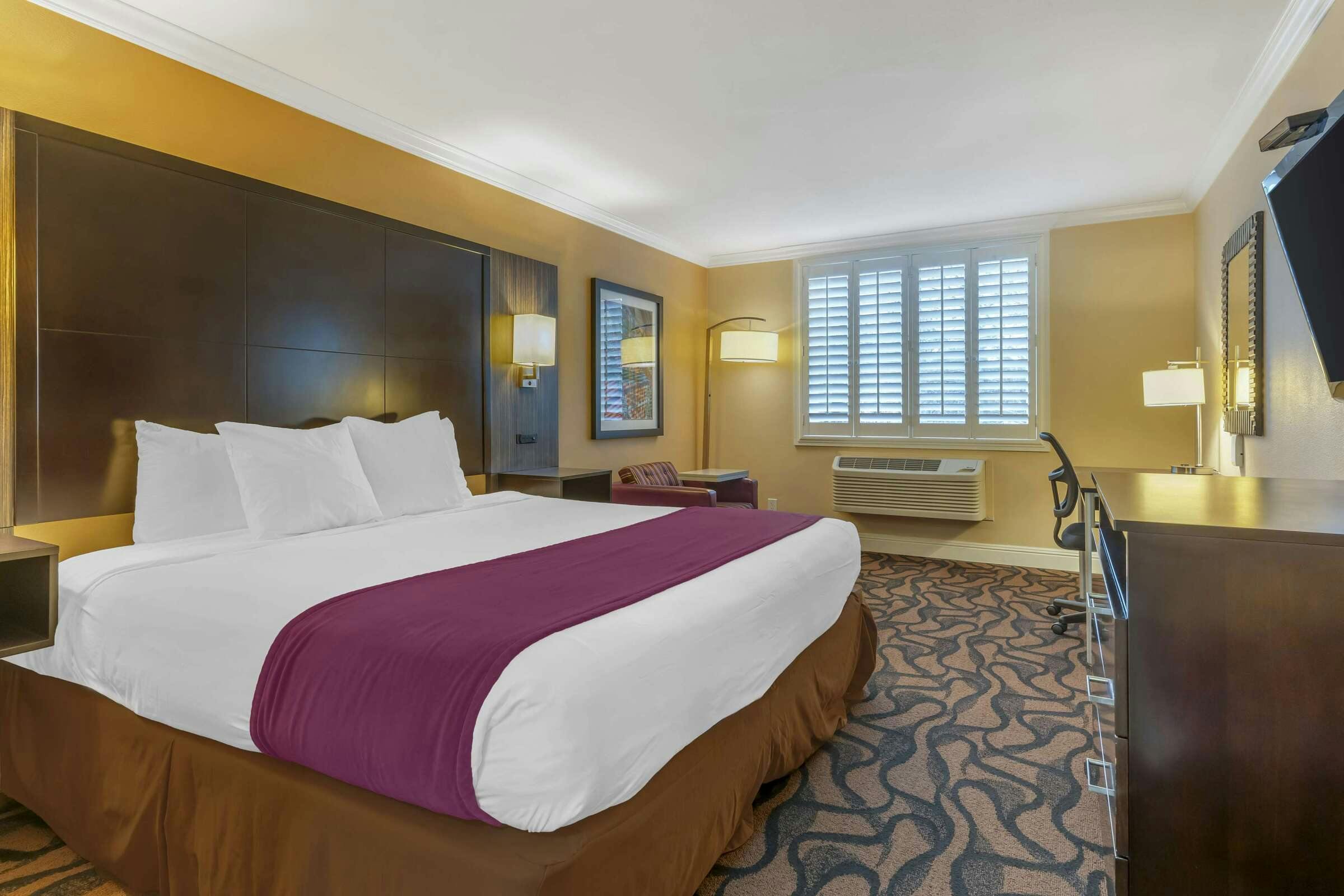 Hotel Best Western Plus Airport Plaza photo 2