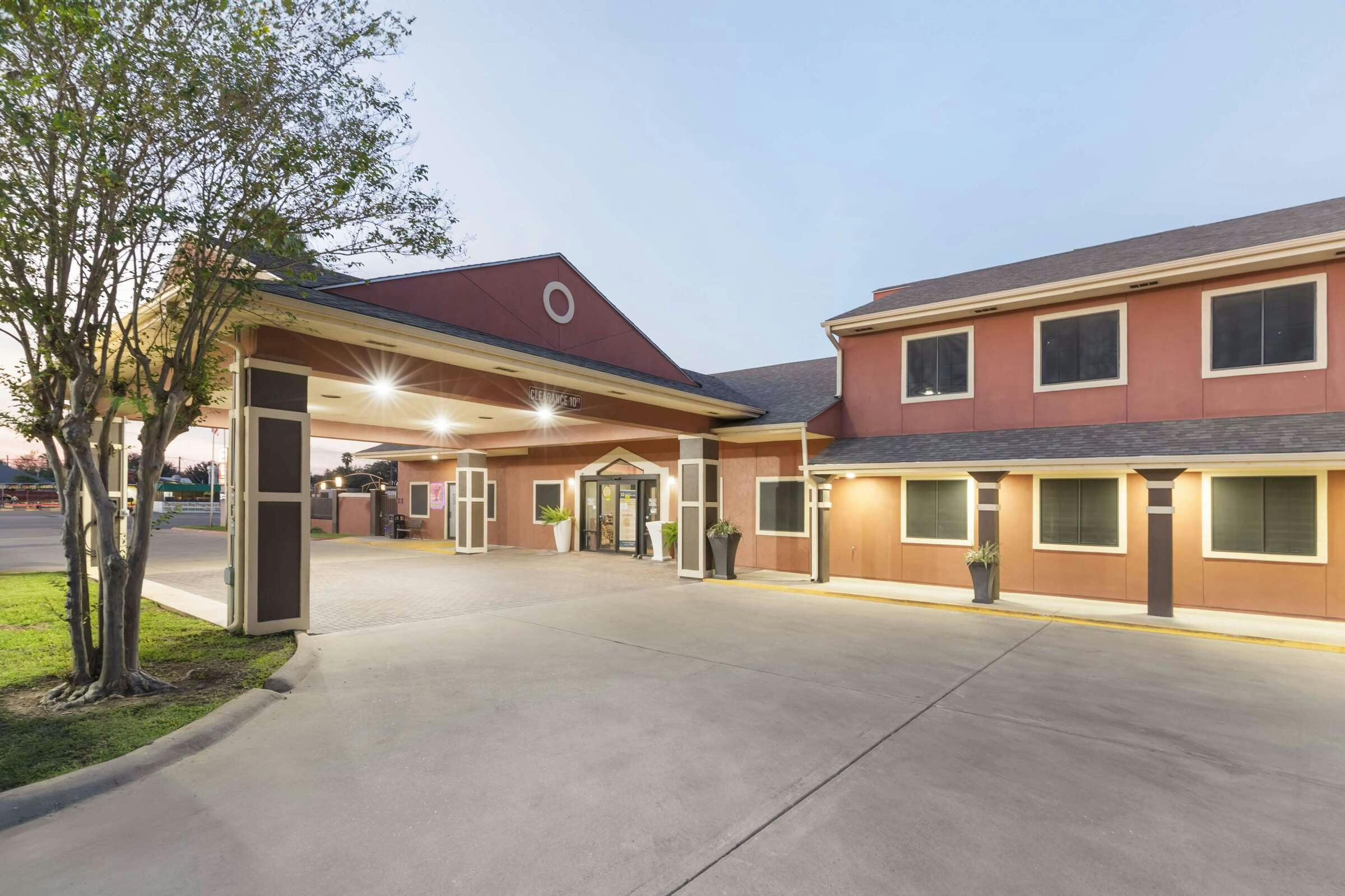 Hotel Best Western Plus Edinburg Inn & Suites photo 2