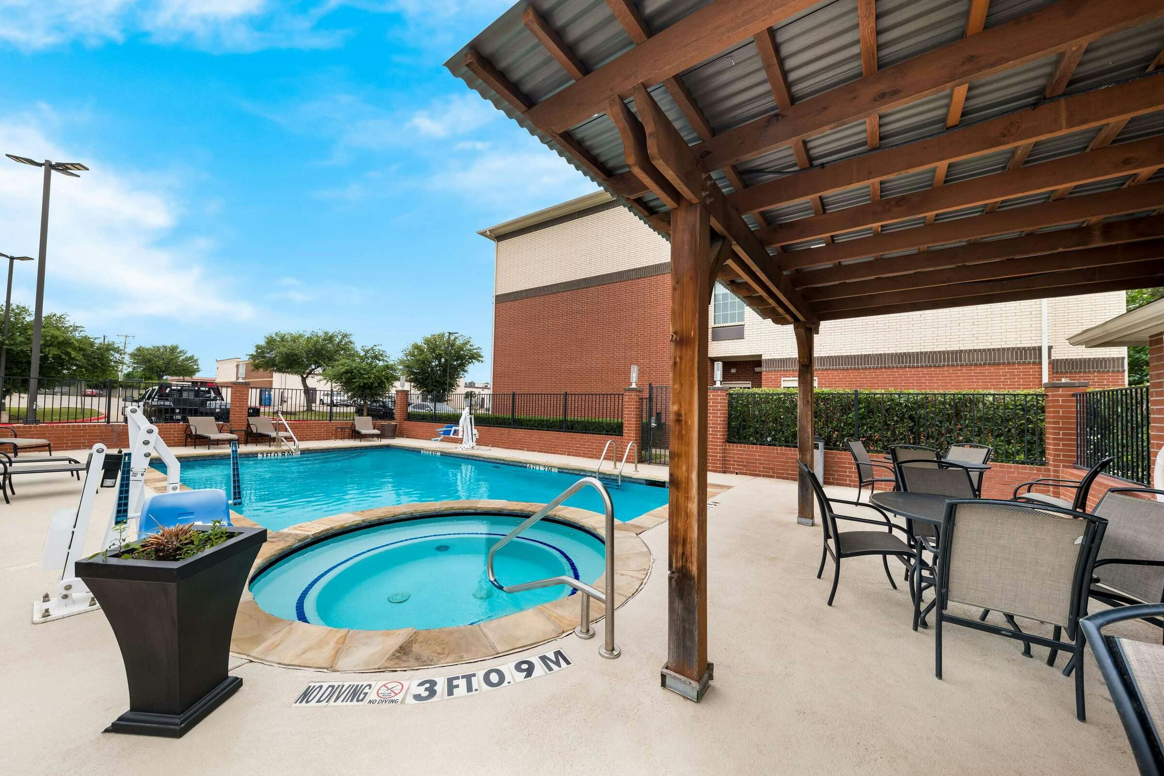 Hotel Best Western Plus Lake Dallas Inn & Suites photo 1