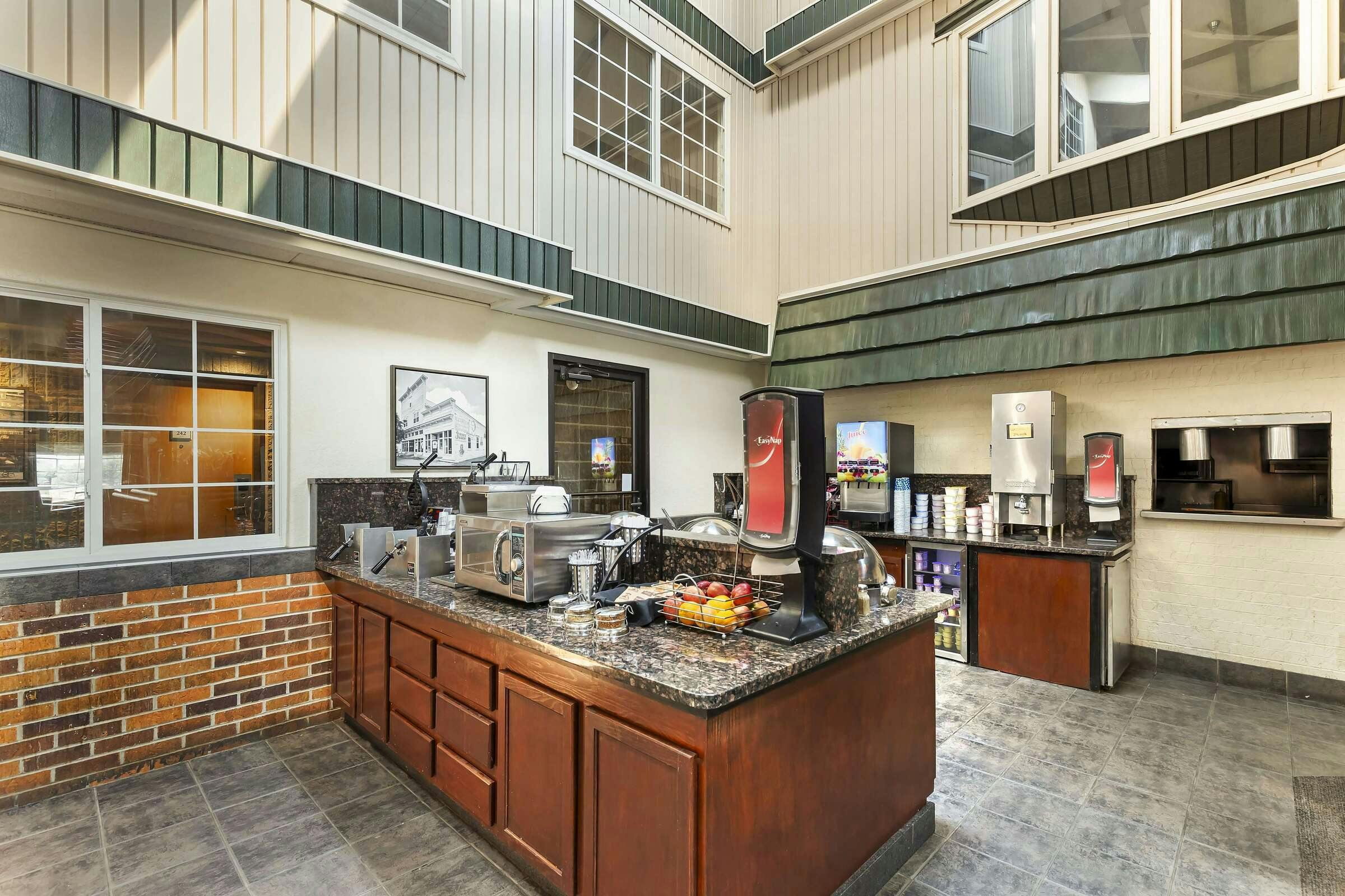 Hotel Best Western Plus Longbranch Hotel & Convention Center photo 3